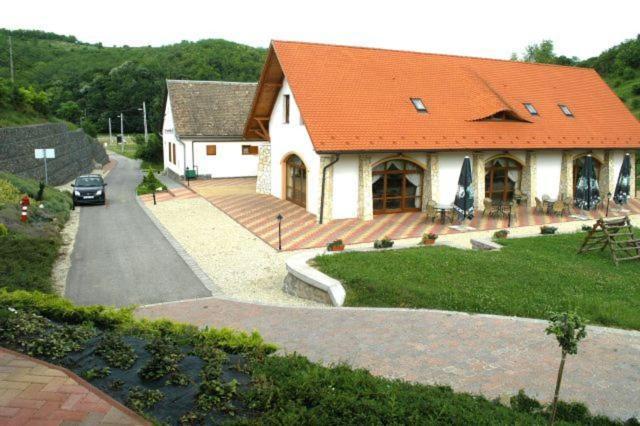 Naspolya Panzio Es Etterem Bataapati Exterior foto