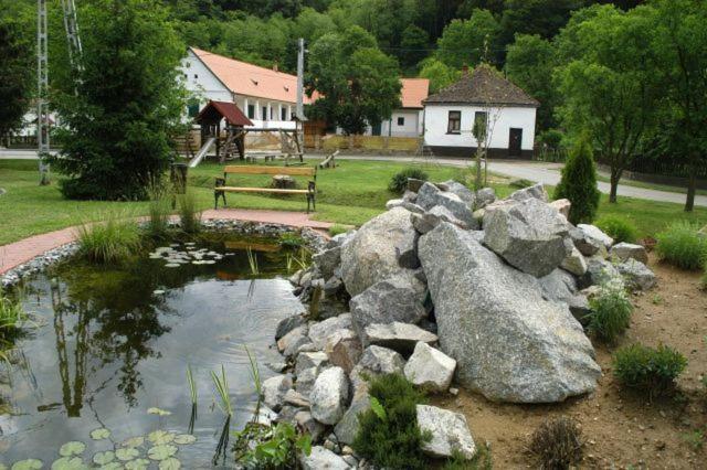 Naspolya Panzio Es Etterem Bataapati Exterior foto